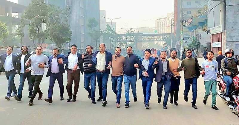 সরকারের পদত্যাগ ও অবরোধের সমর্থনে রাজধানীর মতিঝিলে যুবদলের বিক্ষোভ মিছিল