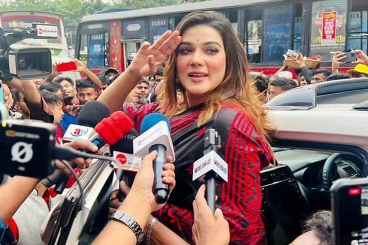 অবশেষে মনোনয়ন ফিরে পেয়ে খুশির হাসি হাসলো মাহি