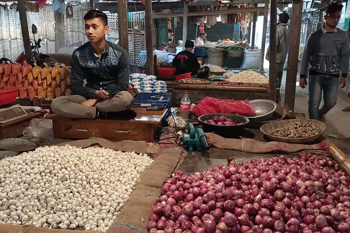 হিলিতে দাম কমলো সব ধরনের পেঁয়াজের