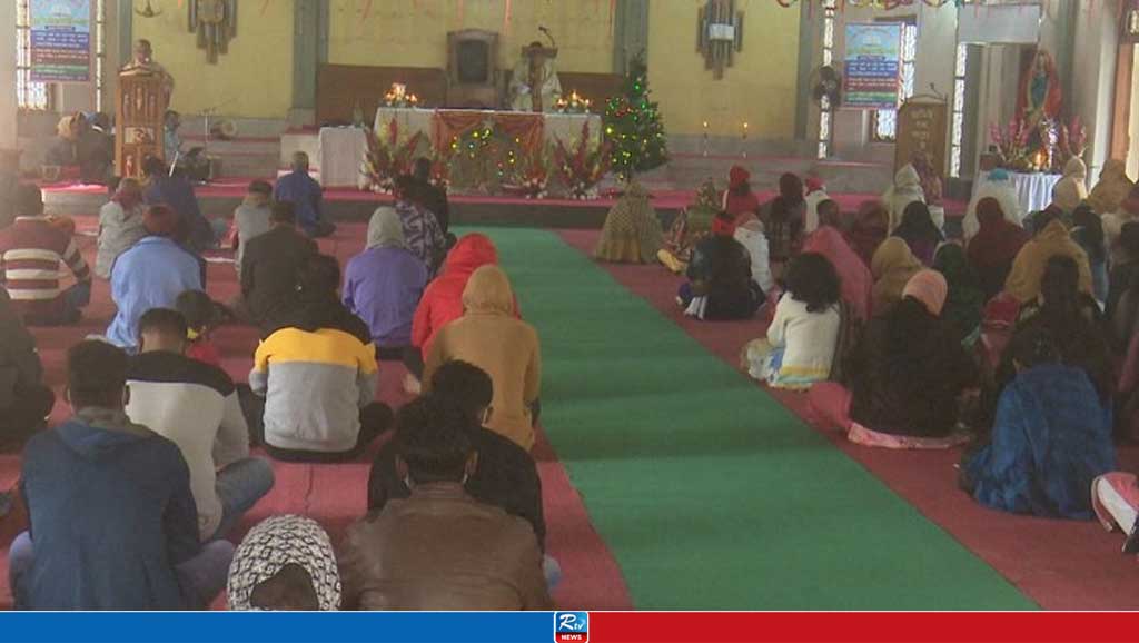 গির্জায় গির্জায় প্রার্থনার মধ্য দিয়ে বড়দিনের আনুষ্ঠানিকতা শুরু