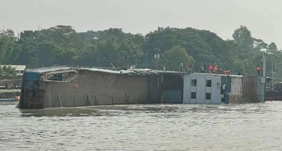 পাটুরিয়া-দৌলতদিয়া রুটে ডুবে গেল ফেরি