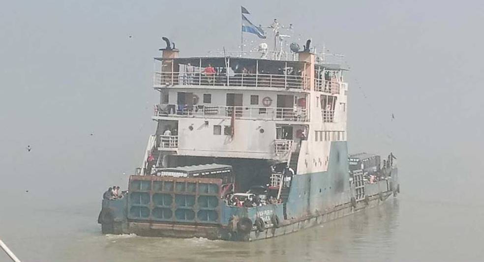 ১১ ঘণ্টা বন্ধ থাকার পর দৌলতদিয়া-পাটুরিয়া রুটে ফেরি চলাচল শুরু