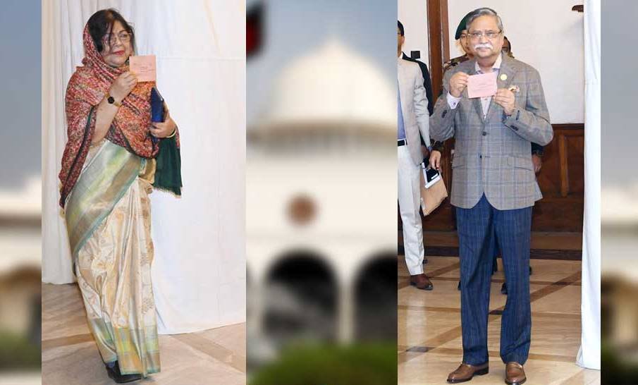 সহধর্মিনীকে সাথে নিয়ে পোস্টাল ব্যালটের মাধ্যমে ভোট দিলেন রাষ্ট্রপতি