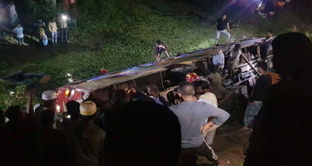 মুন্সীগঞ্জের সিরাজদিখানে ৩০ যাত্রী নিয়ে বাস খাদে
