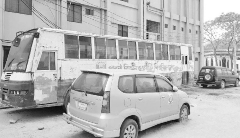 মেরামতের কোন উদ্যোগ না থাকায় নষ্ট হচ্ছে পাবিপ্রবির কোটি টাকার গাড়ি