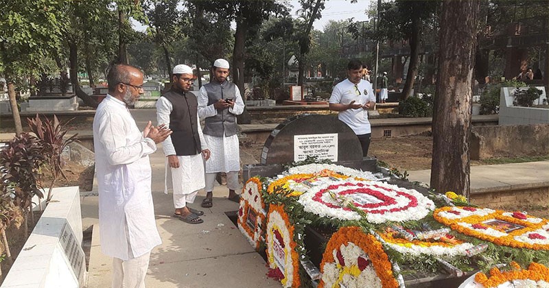 কবরে ফুল দিয়ে-জিয়ারত করে ভাষা শহীদদের প্রতি সাধারণ মানুষের শ্রদ্ধা