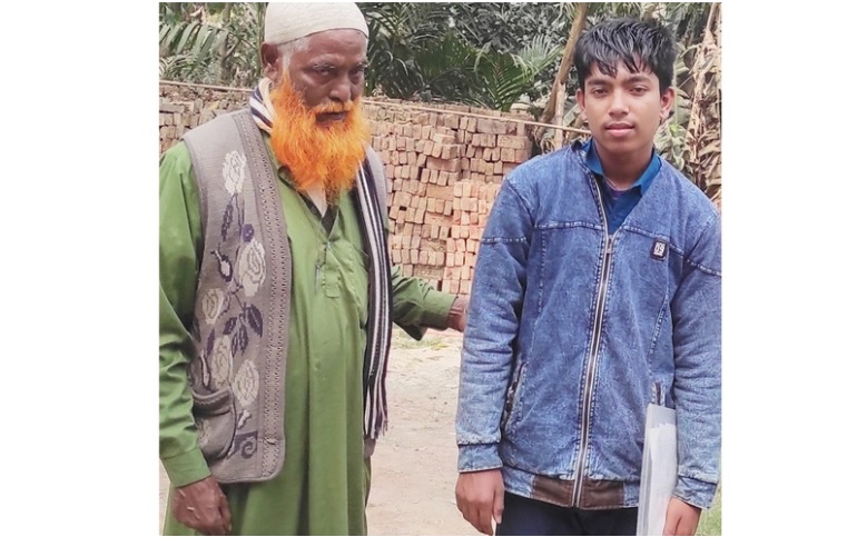 দুপায়ে শিকলে বেঁধে এসএসসি পরীক্ষা দিচ্ছে আলম মিয়া