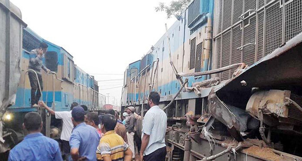 ঈশ্বরদীতে ট্রেন দুর্ঘটনা, ৩ জনকে বরখাস্ত