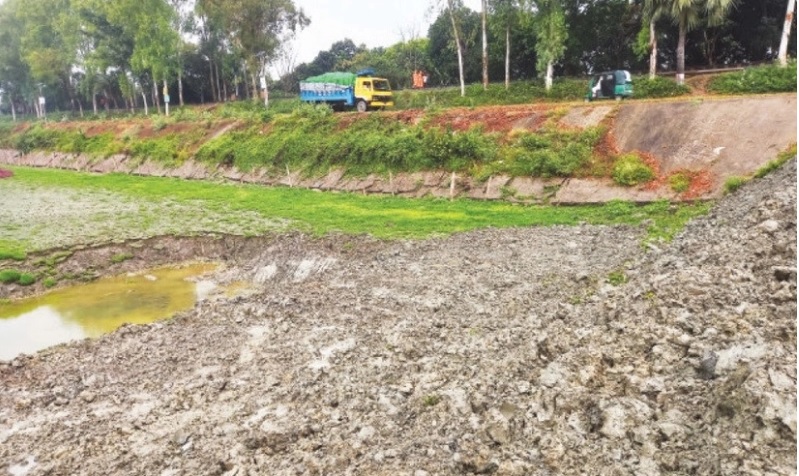 পাবনায় জলাশয়ে খননের কারনে ঝুঁকিতে রেললাইন