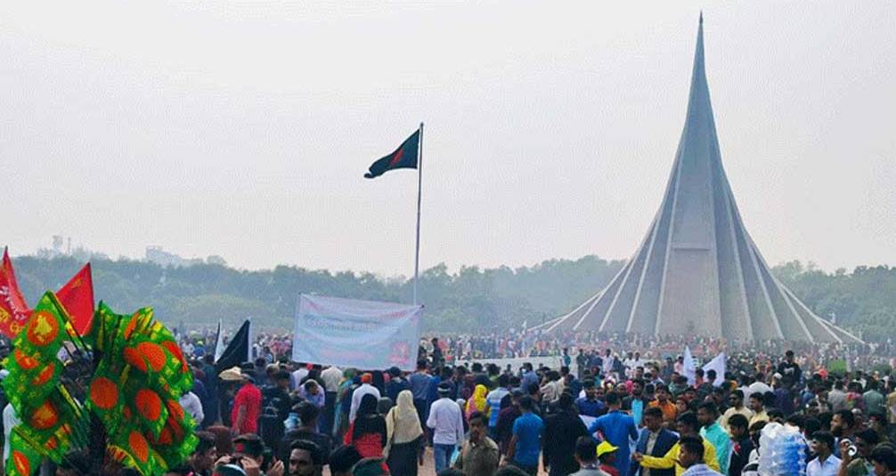 লাখো মানুষে মুখর জাতীয় স্মৃতিসৌধ