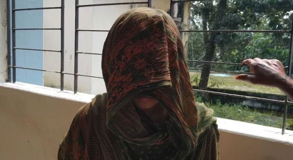 প্রেমিকের সঙ্গে পালিয়েছে মেয়ে, বান্ধবীকে ডেকে নির্যাতনের অভিযোগ