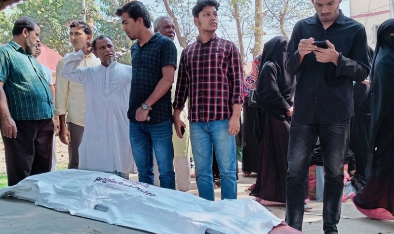 মোটরসাইকেলে ট্রাক্টরের ধাক্কায় শিশু নিহত
