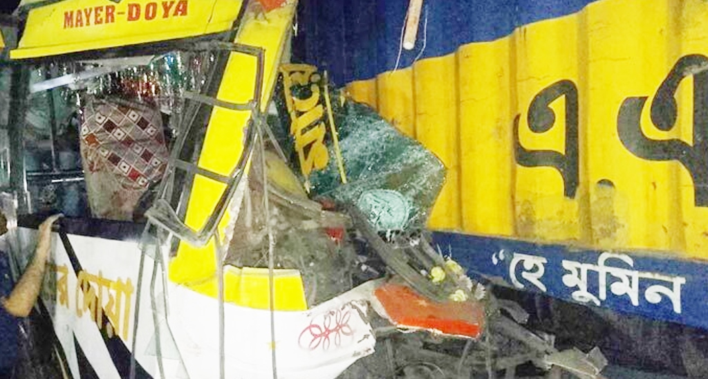 চৌদ্দগ্রামে কাভার্ডভ্যানে বাসের ধাক্কা, নারী নিহত