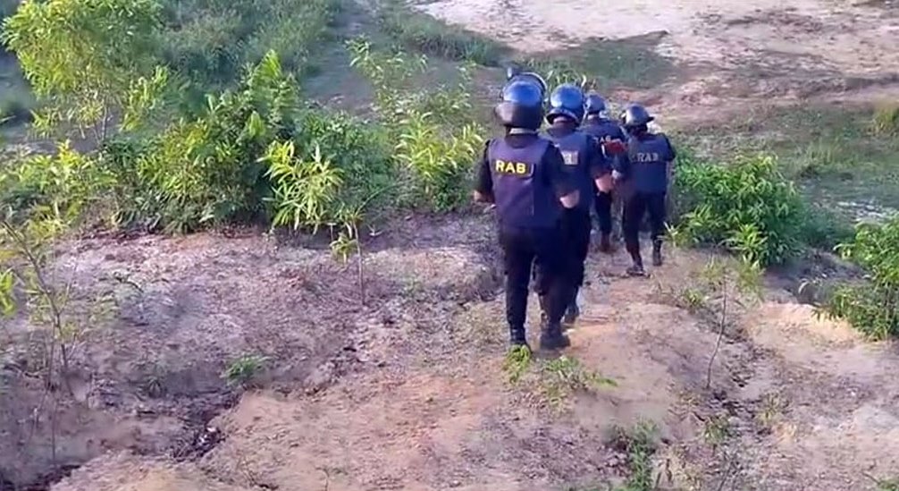 কক্সবাজারের উখিয়ায় আরসার আস্তানায় র‍্যাবের অভিযান, গোলাগুলি চলছে 