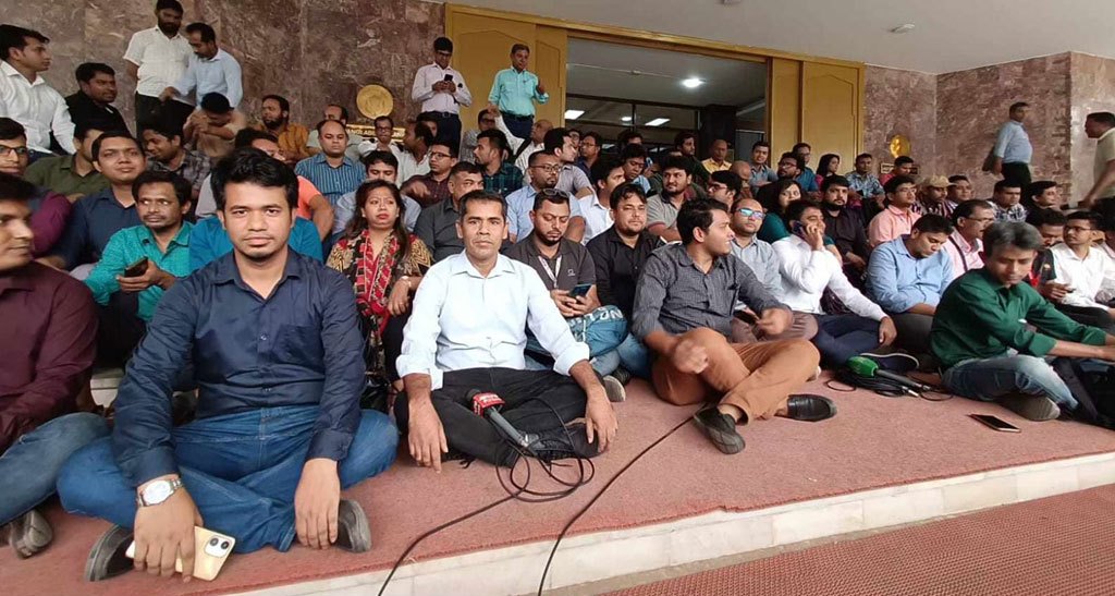বাংলাদেশ ব্যাংকের জরু‌রি সংবাদ সম্মেলন সাংবাদিকদের বয়কট