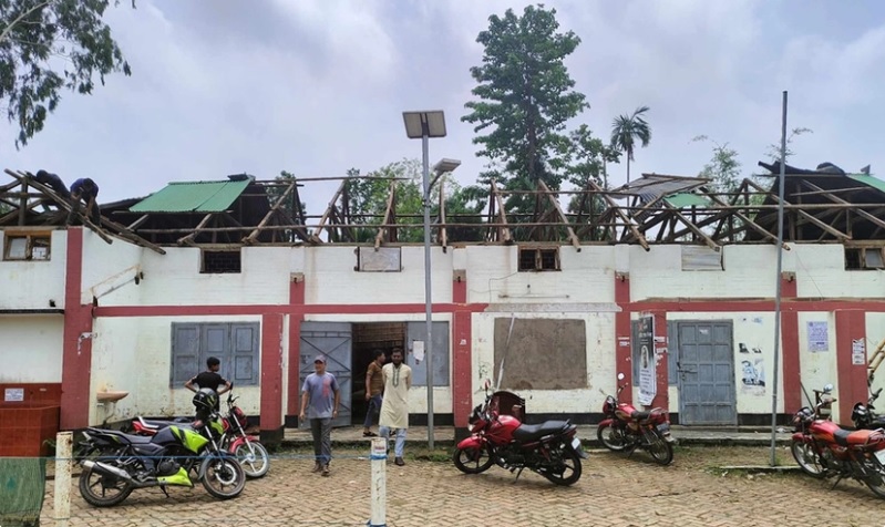 ঘূর্ণিঝড়ের তাণ্ডবে উড়ে গেল পৌরসভা ঘরের চাল, বিদ্যুৎ নেই ২২ ঘণ্টা