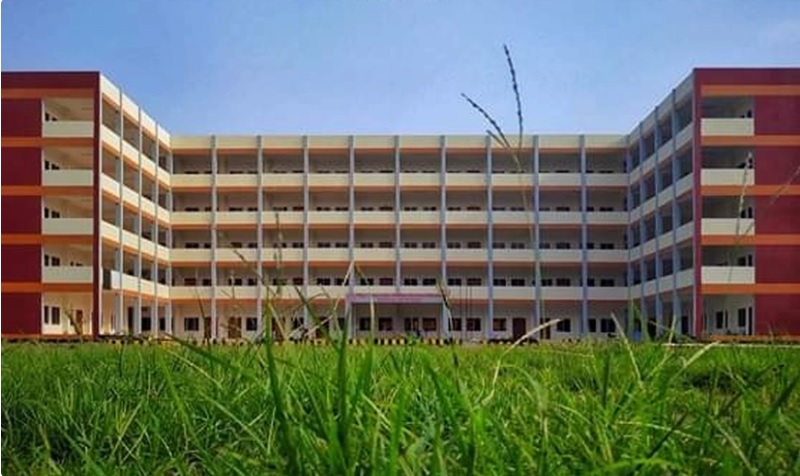 বিদ্যালয়ের আকস্মিক বেতন বৃদ্ধিতে ক্ষুব্ধ অভিভাবকরা