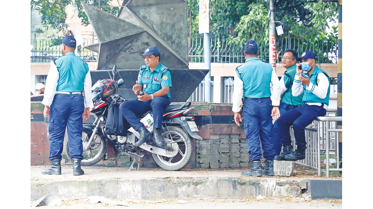 ট্রাফিক পুলিশ ফিরলেও গতি ফেরেনি সড়কে