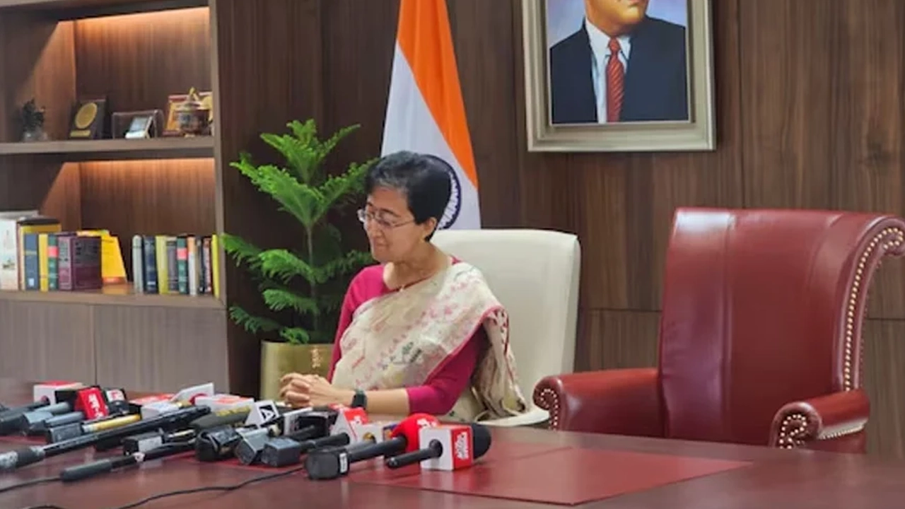সরকারি বাসভবন থেকে বের করে দেওয়া হয়েছে দিল্লির মুখ্যমন্ত্রীকে