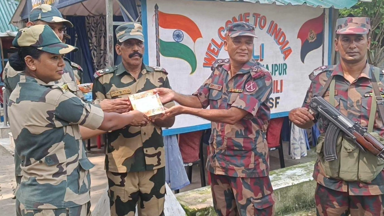 বিএসএফকে মিষ্টি উপহার বিজিবির