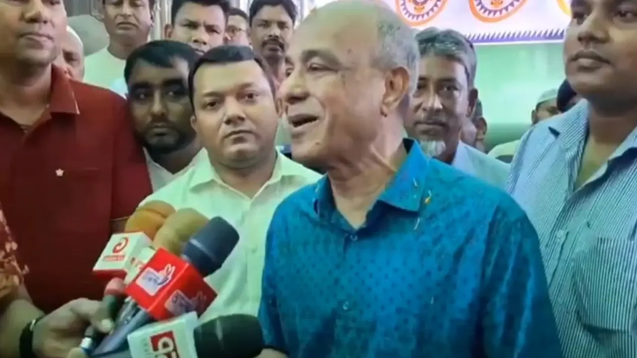 মুন্সীগঞ্জে পূজামণ্ডপ পরিদর্শন করলেন স্বরাষ্ট্র উপদেষ্টা