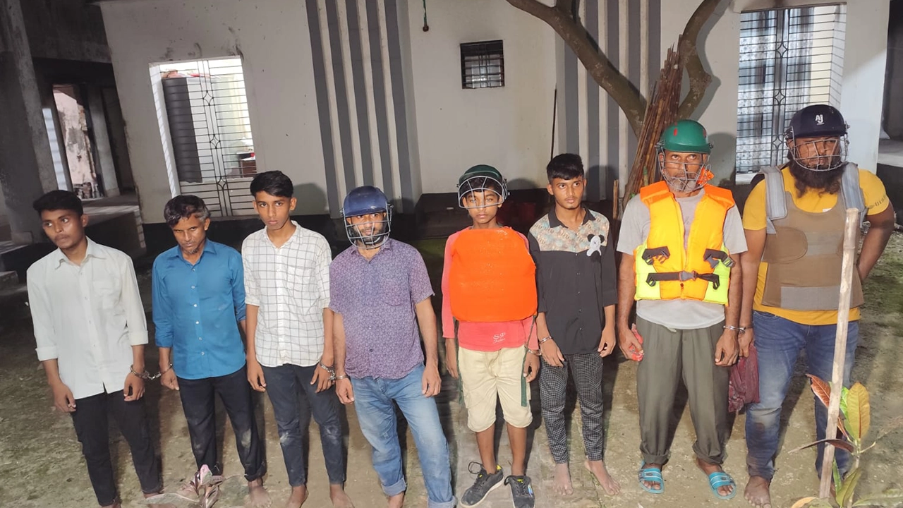 ব্রাহ্মণবাড়িয়ায় দুই গ্রুপের সংঘর্ষ, দেশীয় অস্ত্রসহ আটক ৮