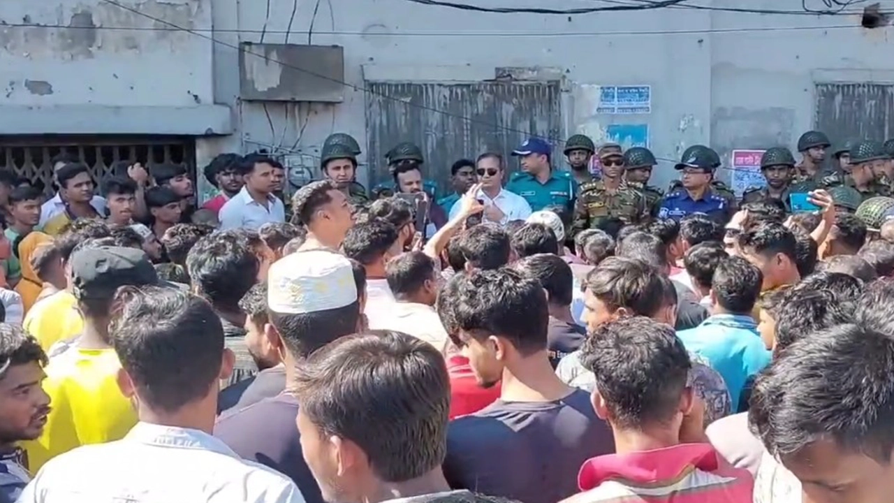 আশ্বাসে অবরোধ তুলে ২ ঘণ্টা পরই ফের মহাসড়কে শ্রমিকরা