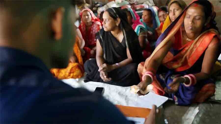 দরিদ্র পরিবারের আয়ের ৭৯% যাচ্ছে ঋণের কিস্তিতে, দরিদ্রের ওপর ক্ষুদ্রঋণের সুদের হার ২৭%