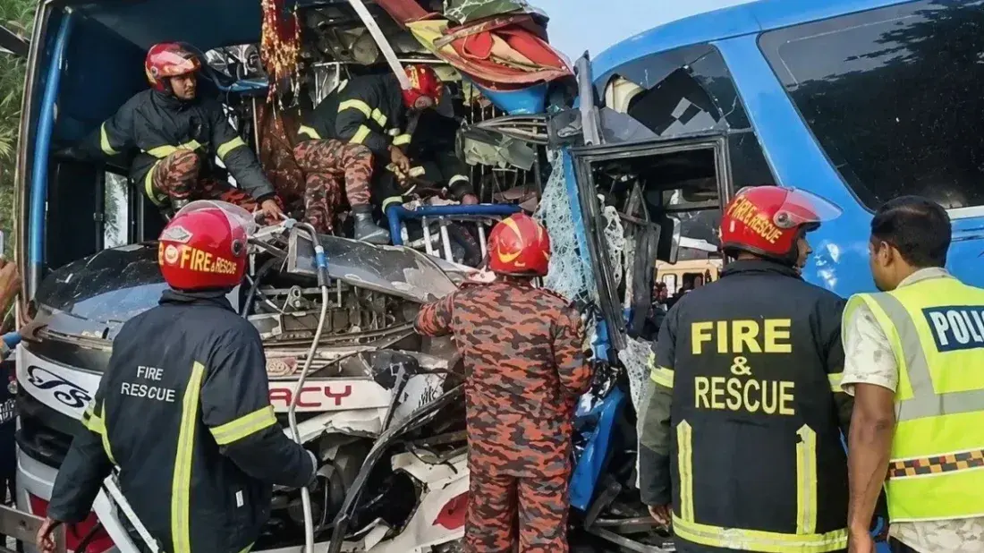 নাটোরে দুই বাসের মুখোমুখি সংঘর্ষে নিহত ১, আহত ১২