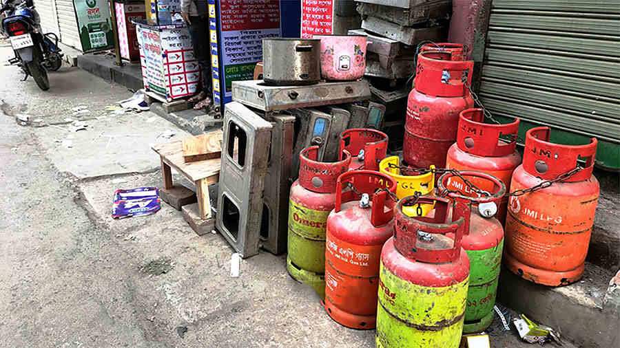 এখনই ১৮৩৭ টাকার সিলিন্ডার কিনছে ভোক্তারা ২৫০০-তে, নতুন প্রস্তাবে দাম ছাড়াতে পারে ৪ হাজার