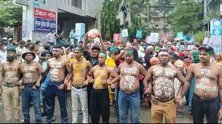 ইউনূস আমলের নীতিমালা সংশোধনীর ফাঁদে সরকারি প্রতিষ্ঠানের ২ লাখ আউটসোর্স কর্মীর চাকরি ঝুঁকিতে
