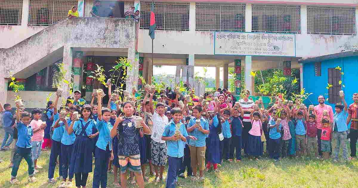 মাদারীপুরে বন্ধুসভা ২০০ শিক্ষার্থীর হাতে চারা গাছ বিতরণ করেছে